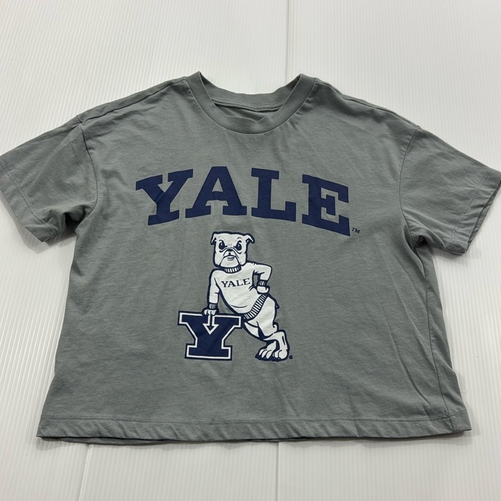 J26. Women’s Yale Gray Short Sleeve Tee (XS)